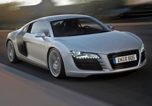 Audi R8 беше една от първите коли, които си "сложиха" елегантни ленти на дневните светлини. В тях всичко беше красиво - идеята, изпълнението, функционалността. Освен това елементът допринесе за невероятно голямата разпознаваемост на модела.