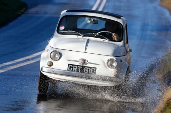 Всички се възхищават на Mini, и с право. Но Nuova Cinquecento на Данте Джакоза също имаше четири места, и беше много по-маневрена кола в града. Освен това вече беше в продажба, когато Mini беше пуснат. По-забавен е, отколкото бихте могли да си представите от автомобил със само 18 к.с.