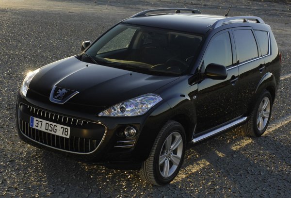 Тук се случва нещо доста любопитно, тъй като имаме трима близнаци, които са еднакви технически - Mitsubishi Outlander, Peugeot 4007 (та снимката) и Citroen C-Crosser (на следващата снивка). Първият от тях се продава добре на пазара на употребяваните автомобили, като това се дължи на славата на модела и на факта, че той все пак е японски.