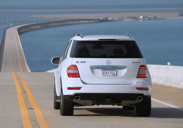 Първият фактор, който отблъсква купувачите, са високите такси и данъци, които трябва да плащат заради мощните мотори с 272, 306 или 388 к.с. А вторият е, че марката Mercedes през последните години загуби славата си на производител на надеждни модели. Роля за това изигра и самият M-Class, който имаше проблеми с двигатели..

Впрочем, идентична е ситуацията с кросоувърите BMW X3, X5 и X6. Двата по-големи се продават и по-трудно, тъй като агрегатите им са доста мощни - 249, 313, 381 и 450 к.с., като освен това обслужването им е скъпо. Същото важи и за Audi Q7 с по-големите мотори.