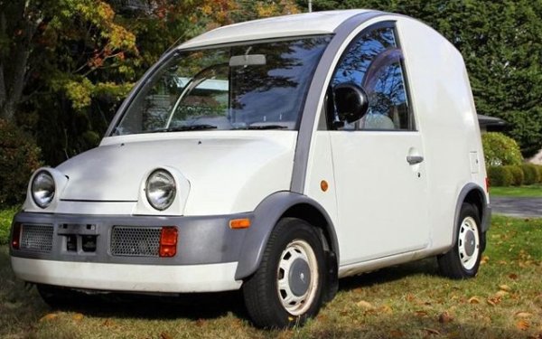 Хората често наричат ​​S-Cargo един от най-грозните автомобили, които Nissan някога е създавал. Той обаче също има фенове, и то не само в Япония. Причината се крие в необичайния стил и дизайнерска концепция, без аналог в света на автомобилите.

Nissan представи S-Cargo през 1989 г., специално оформено &bdquo;превозно средство за градска доставка&ldquo; с ниска мощност и скромни размери, но голяма практичност. Задвижва се от 1.5-литров двигател, съчетан с тристепенна автоматична трансмисия. Nissan обаче прави само около 8000 бройки.