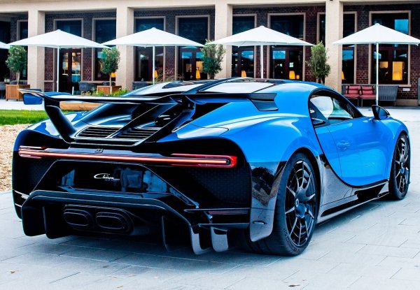 Хиперколите на френската марка се славят не само с динамичните си характеристики и високата скорост, но и с това, че са стабилни на пътя или на пистата. Тази версия е с 50 кг. По-лека от стандартния модел, като нейните настройки са правени на легендартата Северна дъга на „Нюрбургринг“. Важна роля за представянето на машината играе фиксираното антикрило с широчина 1,8 метра.