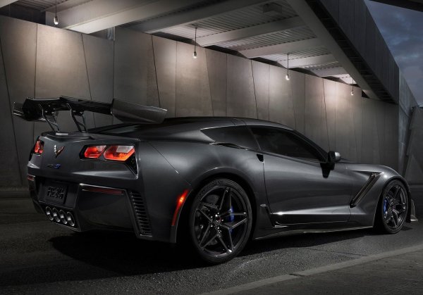 Посленият Corvette с предно разположение на двигателя може да се похвали с V8 двигател с чудовищна мощност – 750 к.с. и 969 Нм. Въпреки малкото допълнтелни аеродинамичи детайли, американската суперкола от „старата школа“ попада в тази класация, тъй като нейното антикрило също е впечатляващо.