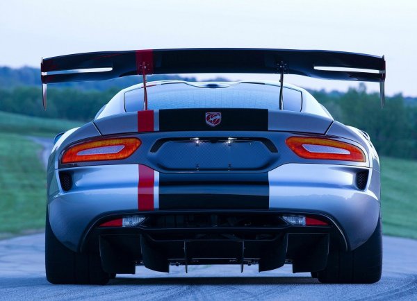 “Гърмящата змия“ бе спряна от производство преди 2 години и остави сериозна празнина след себе си. А нейната хардкор-версия ACR (American Club Racing) е още по-впечатляваща, защото комбинира безумен 8,4-литров атмосферен V10 мотор с 654 к.с., 6-степенна механична скоростна кутия и задно предаване. 

В случая няма как този автомобил да разчита само на електроника, трябва и отлична аеродинамика. Основна роля в нея играе огромното антикрило, което генерира 900 кг притискателна сила при 285 км/ч. И на практика то пречи на автомобила да излети.