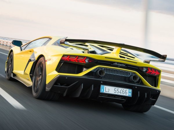 От Lamborghini твърдят, че поставената на кърмата на Aventador SVJ конструкция не трябва да се нарича „антикрило“ или „спойлер“. Италианците определят този елемент като Aerodinamica Lamborghini Attiva и вече използват неговата версия 2.0 (първата се появи на Huracan Performante).

Всъщност, това е комплекс от активни аеродинамични елементи, оборудвани със система от вътрешни въздушни канали. Благодарение на тях, се осигурява максимална притискателна сила в завоите и се намалява до минимум челното съпротивление на права отсечка.