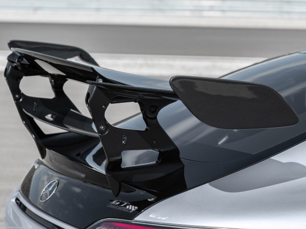 Само 275 щастливци ще могат да станат собственици на последния нов модел, разработен в Афалтарбах. Агресивният AMG Black Series разчита на V8 турбомотор с мощност 730 к.с. и 800 Нм, така че не си помисляйте, че внушителното на размери антикрило е поставено на тази кола само за украшение.