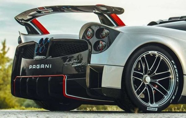 Производителят на хиперколи обича да определя своите модели като &bdquo;химн на Ренесана&ldquo;. Красивият роудстър с мощност 802 к.с. и тегло от 1250 кг струва повече от 3 млн. евро, като това се дължи и на ограничения му тираж от 40 бройки. На фона на тези цифри неговото антикрило изглежда доста скромно.