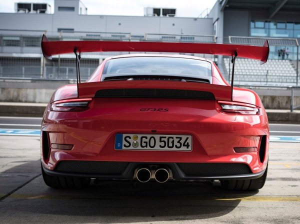 Това е един от най-впечатляващи спортни автомобили на планетата. Купето разчита на 6-цилиндров &bdquo;боксер&ldquo;, който се развърта до 9000 об/мин. и осигурява ускорение от 0 до 100 км/ч за 3,2 секунди, като главната отличителна черта на версията е именно фиксираното антикрило. То е неизменна част от всяко поколение на модела.