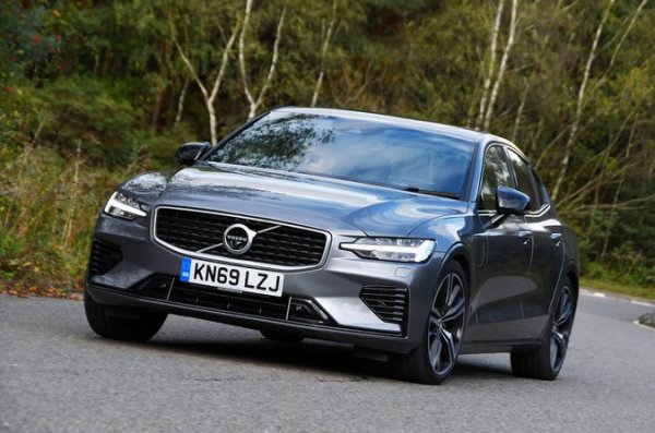 Модел - Ultimate Dark AWD.

Каталожна цена - 56 480 лири.

Стойност при препродажба след 3 години - 24 025 лири.

Намаляване на цената - 32 455 лири. 

Запазена стойност &ndash; 42,5%.

Ако Passat GTE и Superb iV изглеждат скъпи, това се удвоява при S60 T8. Освен това той е невероятно бърз по права линия и разполага с едни от най-добрите седалки. За съжаление, BMW 330e е с около 10 000 лири по-евтино и по-добро за шофиране, докато C300e версията на Mercedes C-Class също е по-евтина и има много по-голям електрически пробег.