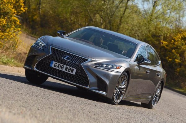 Модел - CVT 2WD. 

Каталожна цена - 89 175 лири. 

Стойност при преподажба след 3 години - 33 075 лири. 

Намаляване на цената - 56 100 лири. 

Запазена стойност &ndash; 37,1%.

Малко марки произвеждат хибриди толкова дълго, колкото Lexus, но LS не е един от най-добрите примери от тази марка, тъй като двигателят му звучи доста грубо при ускорение. Съперникът Mercedes S-Class също така държи стойността си много по-добре.