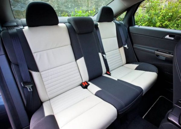 Според мнозина, това не е сериозен повод за оплаквания, но е достатъчен за да развали настроението на мнозина. Това се дължи до голяма степен на статута, който са си извоювали моделите на марката. Колите на Volvo са добри, качеството на материалите е високо, но те не са "премиум". Затова и не е ясно, точно какво трябва да се очаква от салона на S40. 

Кожата в него уж е качествена, но бързо се изхабява. Нейното състояние обаче може да покаже с голяма точност възрастта на автомобила, тъй като пукнатините върху седалките се появяват при пробег от около 100 000 км.