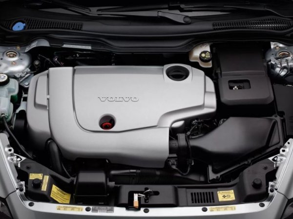 Моделът получава високи оценки и за поведението си през зимата, когато условията на пътя за тежки, както и за отличната реакция на двигателя. При това става дума не само за 2,4-литровия мотор, но и за 1,6-литровия.