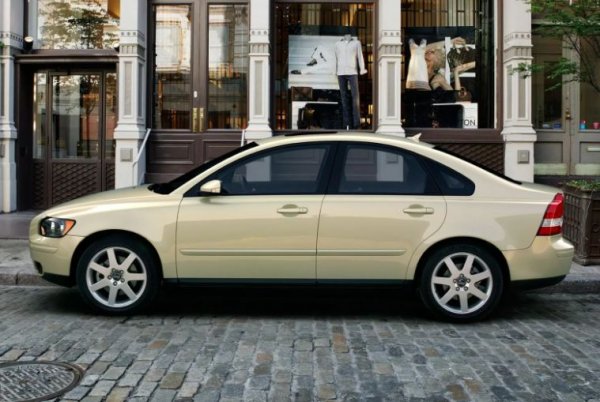 Безразличието на крадците си има и обратна страна на медала. Както вече стана дума, интересът към Volvo S40 не е особено голям, което означава и трудна препродажба. Съответно, цената на автомобила пада сериозно, а това си е сериозен проблем. Много от собствениците са принудени да правят големи отстъпки, само и само да продадат своята кола, в която през годините са инвестирали много