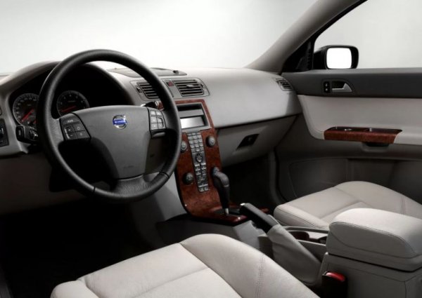 Един от сериозни недостатъци на модела, от който се оплакват почти всички негови стопани. Някои от тях свикват с течение на времето, но и има и други, които твърдят, че се мъчат в продължение на години. Обзорът напред е нормален, но огромните стойки и малките огледала, особено при движение в градски условия, са пълен кошмар за шофьора.

