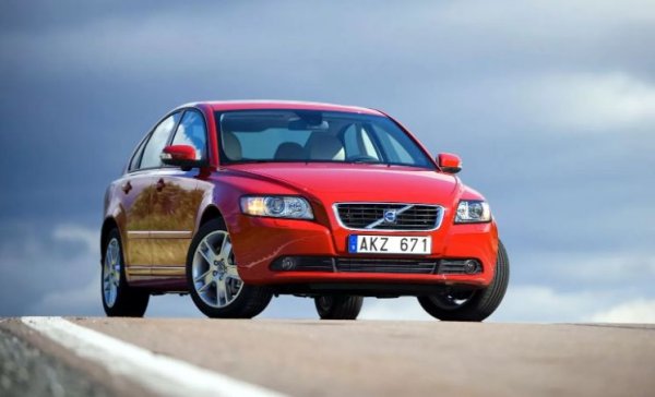 Малкият пътен просвет е сред най-големите слабости на Volvo S40. Тези 135 мм трябва да накарат собственика на автомобила да ходи с него за риба или да се качва на вилата си, ако пътят не е в добро състояние. Качването на бордюр в градски условия също се превръща в кошмар, като от ударите в долната част страда най-вече картерът, който е поставен много ниско. Случва се, той да бъде разбит дори при слаб удар.