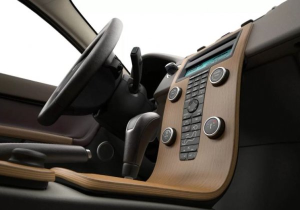 Volvo S40 има претенции за автомобил от по-висок клас и като такъв съответно получава качествен интериор. Отбелязват се най-вече ергономията и качеството на материалите, като всичко в салона е направено, за да бъде удобно на човека. Малките бутони на централния приборен панел са лесни да управление, а показанията на различните системи са лесни за разчитане, като са комбинирани с комфортно осветление.