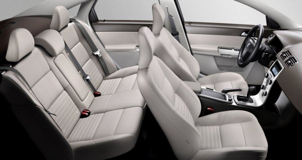 Освен това, седалките са много удобни, като собствениците не са оплакват от болки в гърба дори след продължително пътуване. То не се отразява и на хора с висок ръст, които лесно си намира удобно положение. С други думи, ако не беше некачествената кожа, за която вече стана дума, всичко вътре в S40 би било прекрасно.