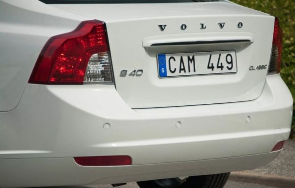 Всеки автомобил се поврежда, като при S40 това се случва сравнително рядко. Все пак има някои дребни недостатъци, които обаче са много дразнещи. Част от собствениците се оплакват от ключалката на багажника, която не работи правилно. Багажникът е затворен, но компютърът съобщава точно обратното и съветва да бъде посетен сервиз. Това се дълги на проблем с електрическата система, чийто кабели в тази част се протриват и започват да прекъсват.