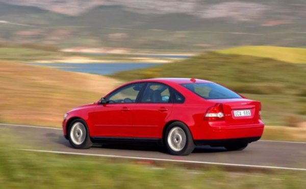 Мнозина си признават, че са се спрели на Volvo S40, тъй като не са им стигнали парите за S80 или за S60. Почти никой от тях обаче не съжалява за избора си, тъй като пак получаваш качествен шведски автомобил, но за по-малка сума. "Сядаш в колата и веднага разбираш, че не си сбъркал с покупката му. Освен това, той е по-евтин за поддръжка, като това се дължи на платформата C1, която се ремонтира лесно", е всеобщото мнение.
