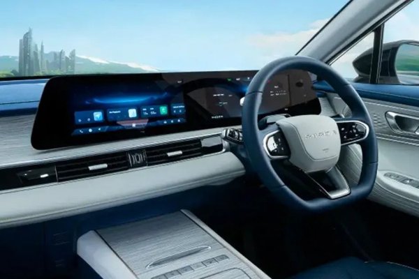 В случая с E5 двигателят е електрически с 204 к.с. и 340 Нм, който задвижва върху предните колела и се захранва от 61 kWh литиево-желязо-фосфатна батерия, която гарантира хомологиран по WLTP пробег от 430 км.
