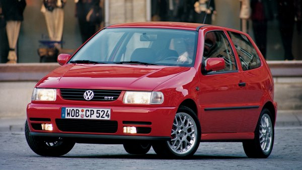 И преди този момент е имало мощни версии на Polo, примерно G40. Но едва през 1995 компанията се осмели да сложи логото GTI и върху градското си автомобилче (което междувременно бе пораснало до размерите на оригиналния Golf). Двигателят бе атмосферен 1.6. 
