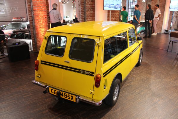 Дизайнът му е дело на Рой Хейнс, работил преди това за Ford