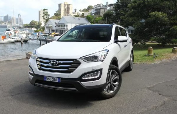 Дължина - 4690 мм, пътен просвет - 185 мм, обем на багажника - 585 литра.

Друг модел на корейците Tucson се вписва в бюджета във всички възможни двигатели. Но е компактен (4480 мм дълъг), докато Santa Fe е малко по-голям от RAV4. Същото се отнася и за Kia Sorento, която технически е идентична и като цени не се различава кой знае колко.

Атмосферният двигател G4KE 2.4 (171 к.с.) получи по-надеждна и ефективна маслена помпа през 2015, като така беще решен проблема с разхода на масло. Нивото на смазката обаче трябва да се следи внимателно, защото след 150 000 км изгарянето се увеличава. 
