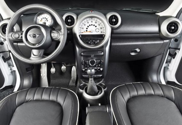 Четири Mini Countryman изрисувани в стила KISS. Създадени са с благотворителна цел за децата на Япония, пострадали от земетресението и последвалото опустошително цунами.