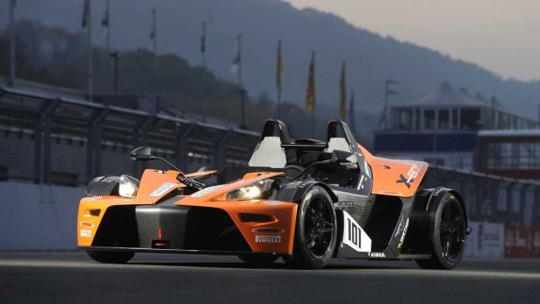 През 2008 г. австрийският производител на мотоциклети KTM започна да произвежда свръхлекия спортен автомобил X-Bow, разработен съвместно с Audi и Dallara. Снабдените с мощните турбинени инголщатски двигатели - 2-литров четирицилиндров (237 к.с.) и 2,5-литров петцилиндров (300 к.с.), автомобили просто не можеше да нямат пистова версия. Този хардкорен GT4 е хомологиран за участие в състезанията от Европейската купа GT4 - аматьорско първенство, създадено по аналогия с FIA GT3.