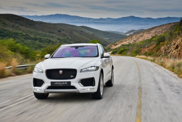 Година на основаване: 1922; първи модел с повишен проходимост: F-Pace (2016 г.); "съпротива": 94 години

Британската компания се съпротивляваше на всъдеходната мода до последни сили. Дори след старта на пазарния бум и щедрите финансови инжекции от собствениците Tata Motors, F-Pace бе представен чак през 2016 г.

В настоящото време, кросоувърите на Jaguar са отговорни за доста над половината приходи и по мащаби на реализация превъзхождат класическите купета и седани. Струвало ли си е да се забави неизбежното, което се оказва и приятно?