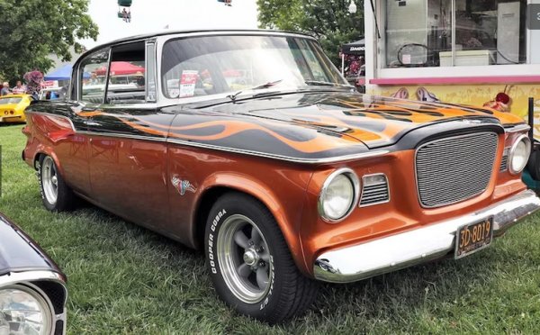 Дани Капуано от Лейк Гроув определено е успял да бъде различен. Неговият  Studebaker Lark блести със страхотна двуцветна боя с няколко добре направени пламъци. Гумите с изпъкнали бели букви на американските автомобили с пет спици придават привкус на улични машини от 60-те.Под капака е поставен малък двигател на Chevrolet.