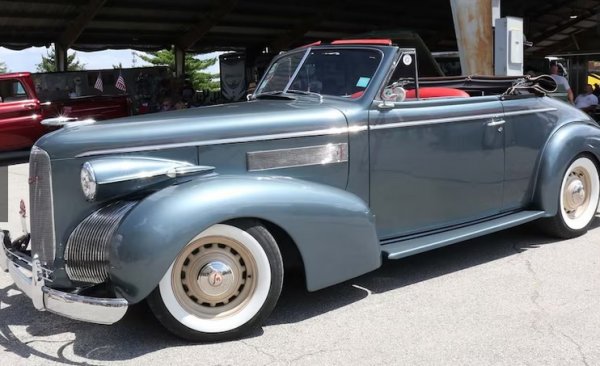 Бил и Кати Дуайър дойдоха от Ричмъндсъс своя кабриолет LaSalle от 1939 г. Отвън колата изглежда като старателна реставрация. Един поглед вътре разкрива нещо различно. Интериорът е крещящо червен, а оригиналното панелно табло изглежда като цяло.