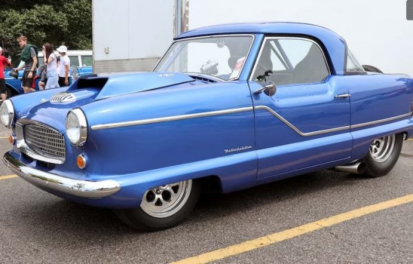 Винаги има по няколко Nash Metropolitans на големи национални събития, но  те рядко са  като този. Крис Баркас от Къртланд внесе малко професионален уличен стил в своя Nash от 1955 г. с гуми Mickey Thompson, които има разрешени за движение по улиците.