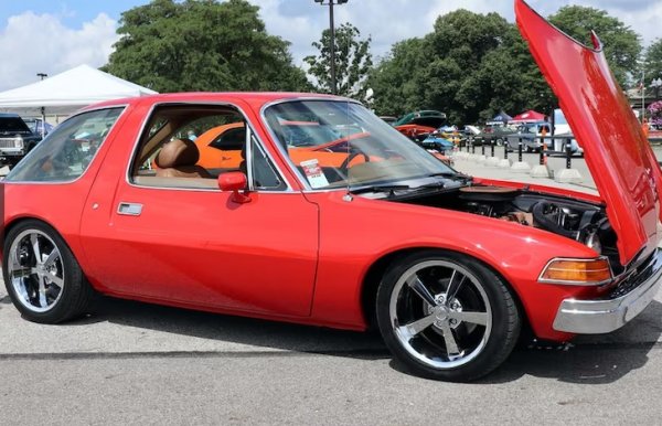 AMC Pacer е символ на 70-те години заедно с камъни за домашни любимци и обувки на платформа. Тери Имлер от Алтуна участва в Кълъмбъс с този автомобил от 1975 г. Когато колата с пробег от 32 000 км, построена от Боб Стал, се появи за първи път на фестивала пред няколко години, тя тя спечели наградата Homebuilt Heaven.