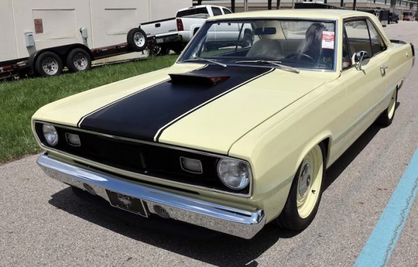 Маслено-жълтият Plymouth Scamp от 1972 г. на Боб Флорин, построен от Стив Строуп в Pure Vision, беше претендент за наградата Street Machine of the Year за 2023 г. в Кълъмбъс. Флорин и Строуп превърнаха една невзрачна &bdquo;бабешка кола&ldquo; в истинска улична машина Mopar с тонове елементи на каросерията включително този качулка Road Runner Air Grabber