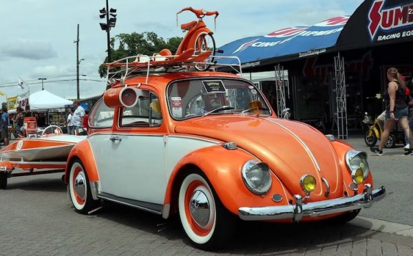 Наградата за иновация и много внимание отиде при Volkswagen Beetle от 1965 г. на Доейн Нобъл. Свършил е дългогодишна работа, но никога няма да я приключи докрай. Старинната триколка на капака и теглената отзад моторна лодка са част от транспортния флот на Нобъл.