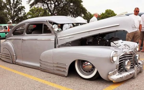 Карлос Бикърс се прибра в Паудър Спрингс с няколко награди за своя седан Chevy от 1942 г.. Той спечели наградата Slammed Pick от съдиите на фестивала, както и приза Builder's Choice, даван от участниците.  Двагетелното отделение с красиви детайли събира редови 6-цилиндров двигател Chevy 261, свързан с тристепенна трансмисия.