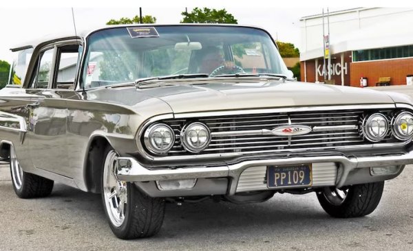 Този задвижван от LS автомобил Chevy Brookwood от 1960 г. с две врати спечели наградата Goodguys Way Cool Wagon за Дейвид и Карън Нес от Даластаун. Купето е тапицирано с кожа по поръчка.