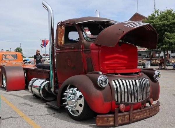 Goodguys даде своята награда Hot Hauler на този напълно персонализиран Chevy COE от 1946 г., собственост на Дейв Зиховски от Питсбърг. Патинираното покритие е контрастирано с много хром. Камионът работи с 12-клапанов дизелов двигател Cummins.