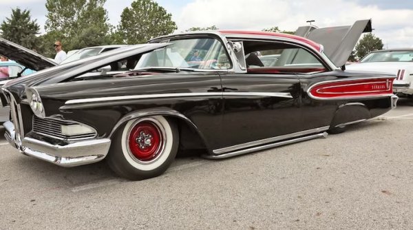 Ford Edsel Pacer на Бил и Пат Уиркърт от 1958 г. включва класически персонализирани модификации като странични тръби и широки бели стени плюс тапицерия на задната част от Edsel Citation. Самият Edsel може и да не е бил готин през 50-те години, но твърдият покрив с две врати на Уиркърт с прякор &bdquo;Следсел&ldquo; спечели наградата за най-готините от 50-те в Кълъмбъс.