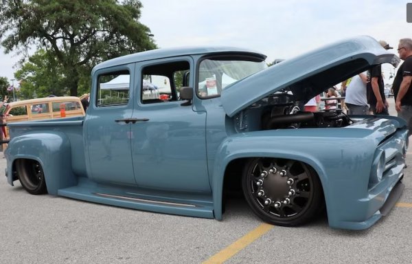 Ford F-600 от 1956 г. на Уейн Сътън е друг напълно необикновен автомобил. Камионът влезе в Classic Car Studio Speed Shop в Брентууд със стандартна бордова кабина, спазвайки мотото на фестивала &bdquo;Посмей да бъдеш различен"