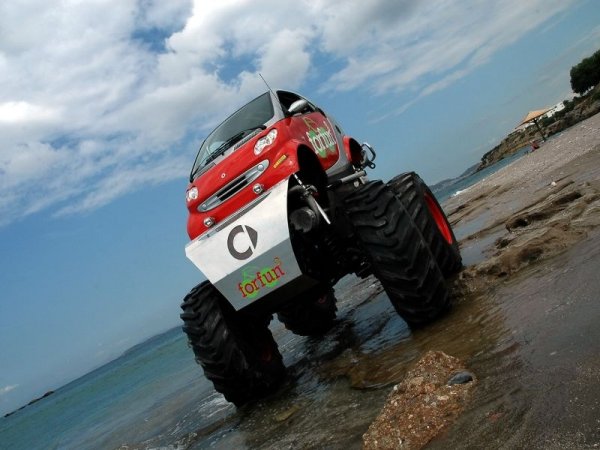 Той е поставил компактното купе на Smart for two върху шасито на камиона Mercedes-Benz 406 Unimog
