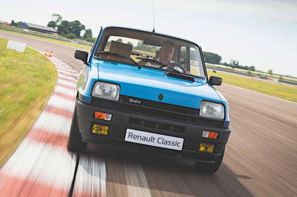 Запален потребител на турбокомпресор в своите F1 и спортни състезателни автомобили, Renault неизбежно го прилага и в своите пътни коли. Компресор Garrett е добавен към двигателя на 5 Alpine/Gordini през 1982 година и благодарение на други подобрения вечеа имамощност от 110 к.с. в стандартна форма.
За сравнение, това е почти същото, което бихте получили, ако си купите съвременен Volkswagen Golf GTI.