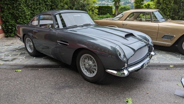 Най-прочутият класически Aston е DB5, каран от Шон Конъри в кожата на Джеймс Бонд. Но този DB4 GT е не само по-стар, но и доста по-рядък. Това е спортна версия на стандартния модел, с по-мощен двигател и с плексигласови странични стъкла за понижаване на теглото. Междуосието също е забележимо намалено. 
