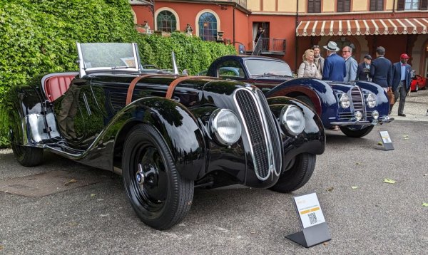 Както сами отлично знаете, BMW първоначално прави самолетни двигатели и мотоциклети. Но през 1928 компанията откупува автомобилната фабрика 
Fahrzeugfabrik Eisenach и навлиза в и сектора на четириколесните превозни средства. BMW 328 e най-престижният модел на компанията от епохата между двете войни. 