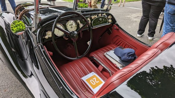 Шестцилиндровият двигател с обем 1971 куб. см ползва иновативни алуминиеви цилиндрови глави с полусферични горивни камери и V-образни горни клапани. Този конкретен екземпляр е произведен на 30 април 1937 като номер 14 от общо 464 бройки. През 1938 Хушке фон Ханщайн, бъдещият спортен директор на Porsche,  печели германския планински шампионат с този автомобил, и после го кара в състезанията на Нюрбургринг и Хокенхайм. 
Колкото до фабриката на BMW в Айзенах, след войната тя се оказва в окупираната от СССР зона и през следващите десетилетия произвежда... Wartburg. 