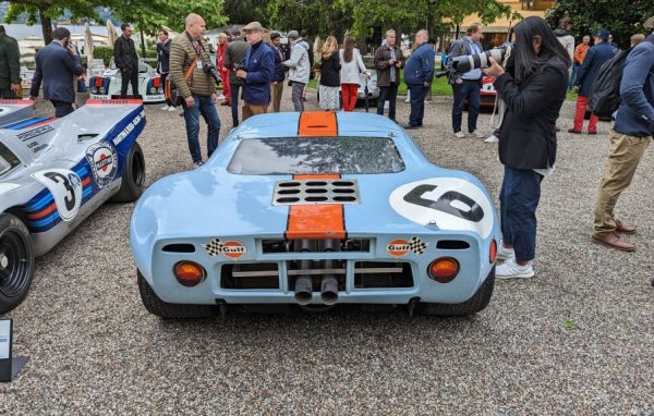 Ford GT40 e поредната кола, родена от сприхавостта на Енцо Ферари. Италианецът преговаря да продаде компанията на Ford, но в последния момент се оттегля. Вбесеният Хенри Форд II решава да му отмъсти там, където най-много боли - в Льо Ман.