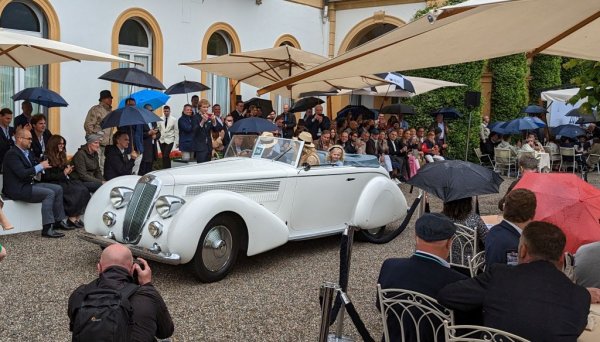 Днес Lancia може и да е сведена до един-единствен модел, и то градска малолитражка. Но през 30-те години тази компания е от най-реномираните и престижни в света, а също и между технологичните пионери. Тази конкретна Astura съчетава иновативния 2.9-литров двигател с осем цилиндъра с елегантно купе, изработено ръчно от самия Батиста "Пинин" Фарина в Торино. 
