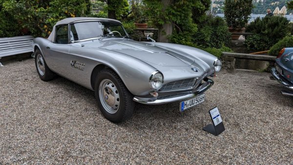 Звучи парадоксално, но най-желаната и ценена от колекционерите днес кола на BMW навремето едва не заличи компанията от лицето на земята. Роудстърът 507 бе създаден за атака на американския пазар и безукорно елегантният му дизайн, дело на граф Албрехт фон Гьорц, би му дал добри шансове в тази посока. Но при производството колата толкова пъти е доработвана и доусъвършенствана, че накраяя се оказва три пъти по-скъпа от Cadillac - и съответно става пазарен провал. BMW е на ръба на банкрута и се преговаря за поглъщане от големия враг Mercedes, осуетено в последния момент. 
