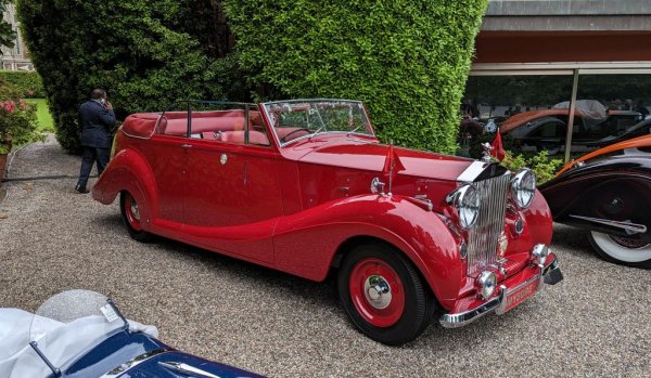 С ръка на сърце трябва да признаем, че този Silver Wraith, с каросерия на Джеймс Йънг, далеч не ни се струва най-красивият във вековната история на марката. Но пък е един от най-интересно оборудваните, и най-внимателно реставрираните. Създаден първоначално за махараджата на Майсур, този автомобил е оформен и боядисан по изричните желания на индийския си собственик. 
